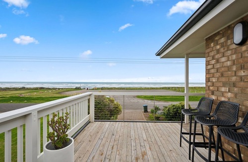 Middleton House | Esplanade Escape - Beachfront, Whale Watching