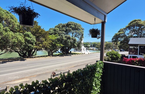 Gisborne House | Esplanade Townhouse