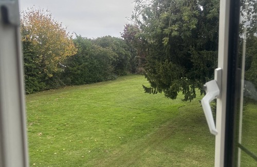 Willingham Apartment | Essential double, en-suite, bath & kitchenette