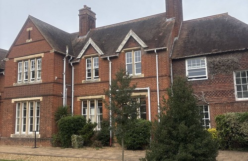 Willingham Apartment | Essential double, en-suite, bath & kitchenette