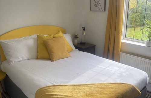 Willingham Apartment | Essential double, en-suite, bath & kitchenette