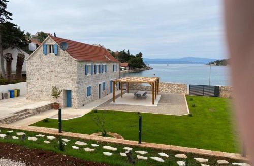 Rogac Villa | EST Villa DIOCLETIAN on Solta - luxurious villa, beachfront, private pool, outdoor BBQ, large terrace and garden, free parking - Wonderful privacy