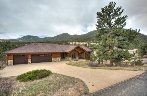 Estes Park House | Estes Elk House-Large Family Home with Hot Tub and Views!