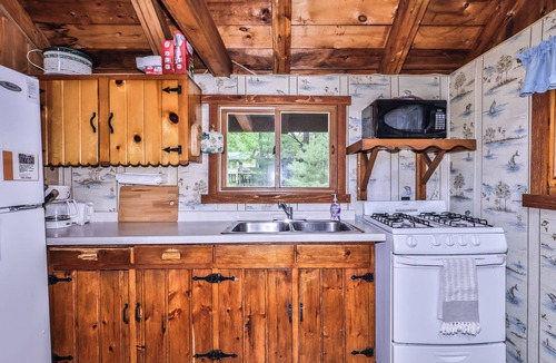 St Germain Cottage | Estrold's Resort- Pine Cabin