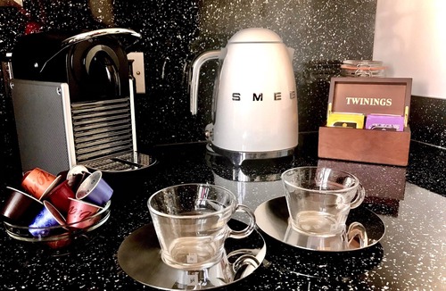 Southend-on-Sea Apartment | Estuary Views Penthouse 🖤 Beachfront with Parking