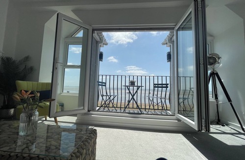 Southend-on-Sea Apartment | Estuary Views Penthouse 🖤 Beachfront with Parking