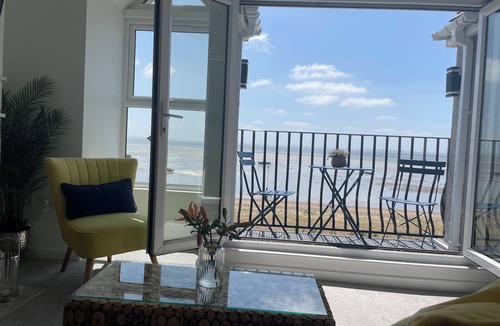 Southend-on-Sea Apartment | Estuary Views Penthouse 🖤 Beachfront with Parking