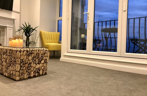 Southend-on-Sea Apartment | Estuary Views Penthouse 🖤 Beachfront with Parking
