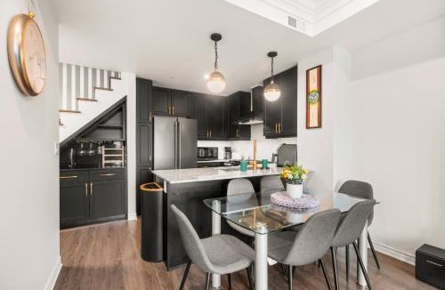 Long Branch Apartment | Etobicoke 2 Bedroom Townhouse Close to Waterfront