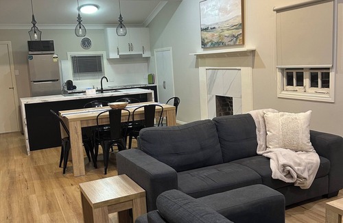 East Toowoomba Cottage | Eton Cottage: Central Boutique Stay