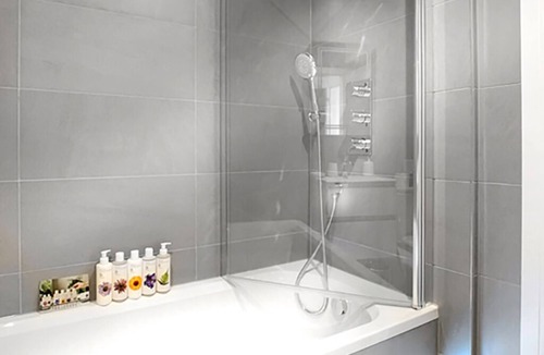 Eton Apartment | Eton, Windsor - 1 Bedroom Flat - With Parking