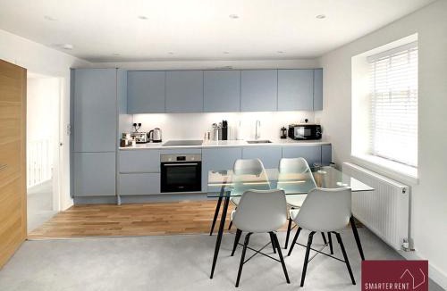 Eton Apartment | Eton Windsor - 2 Bedroom Flat - With Parking