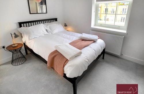 Eton Apartment | Eton Windsor - 2 Bedroom Flat - With Parking