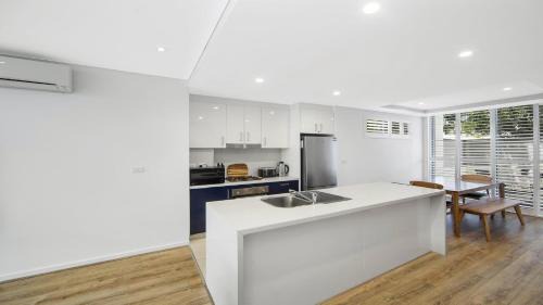 Ettalong Beach Apartment | Ettalong Beach - Poolside Luxury