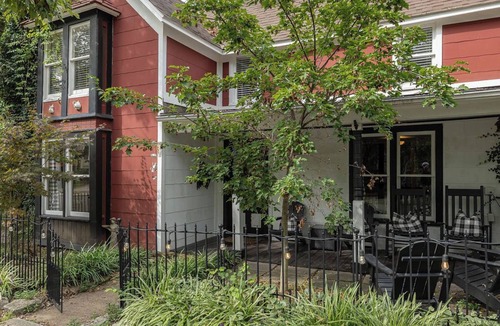 Eureka Springs Historic District Cottage | Eureka Springs 3 Bed - Teacup Cottage