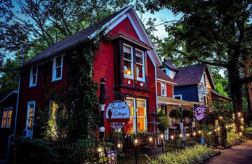 Eureka Springs Historic District Cottage | Eureka Springs 3 Bed - Teacup Cottage