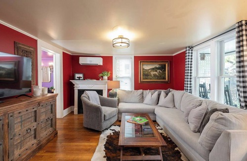 Eureka Springs Historic District Cottage | Eureka Springs 3 Bed - Teacup Cottage