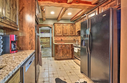 Berryville Cabin | Eureka Springs Area Cabin w/Deck + 7 Acres!
