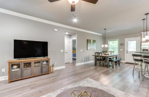 Holiday Island House | Eureka Springs Family Home - 1/2 Mi to Marina!