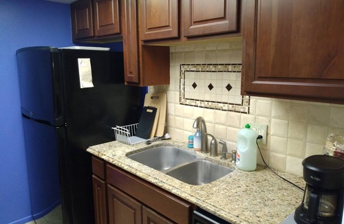 Oak Park - Northwood Condo | European-themed condo convenient to airport, shopping, and eats. Just say oui!