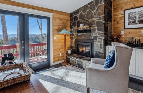 Quechee Cabin | EV Charger, Firepit, Mountain Views, Escape