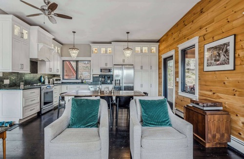 Quechee Cabin | EV Charger, Firepit, Mountain Views, Escape