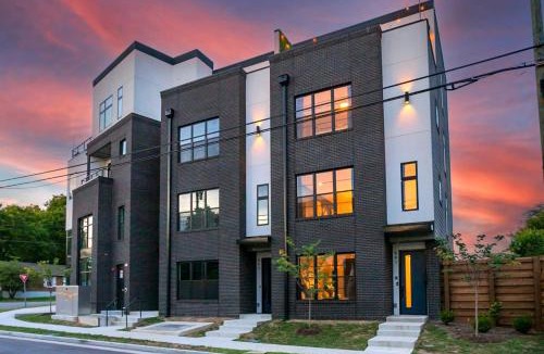 McFerrin Park House | EV Charger King Beds Garage 2 Miles to DWNTN
