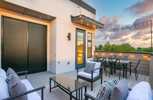 McFerrin Park House | EV Charger King Beds Garage 2 Miles to DWNTN