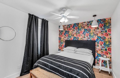 Austin Ave. Villa | **EV CHARGERS, Outdoor Projector, Swings, 2 Fire pits - Close to Downtown Waco