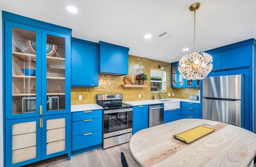 Austin Ave. Villa | **EV CHARGERS, Outdoor Projector, Swings, 2 Fire pits - Close to Downtown Waco