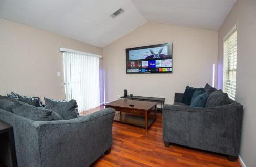 New Castle House | EV-Friendly- 15 Mins to Downtown