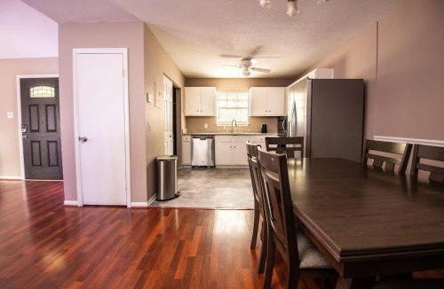 New Castle House | EV-Friendly- 15 Mins to Downtown