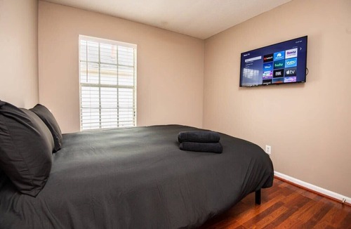 New Castle House | EV-Friendly- 15 Mins to Downtown!