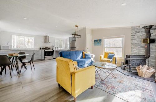 Livingston Manor House | EV Serene Modern Cozy Waterfront Fireplace Cottage