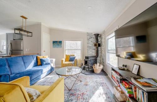 Livingston Manor House | EV Serene Modern Cozy Waterfront Fireplace Cottage