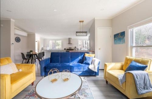 Livingston Manor House | EV Serene Modern Cozy Waterfront Fireplace Cottage