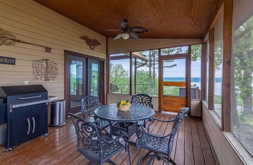 Vian House | Eva Jo’s Roost, The Hummingbird Hideaway With Stunning Lake Tenkiller Views
