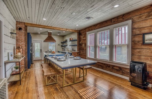 Brenham House | Eva on West Alamo-Walk to Downtown Brenham!