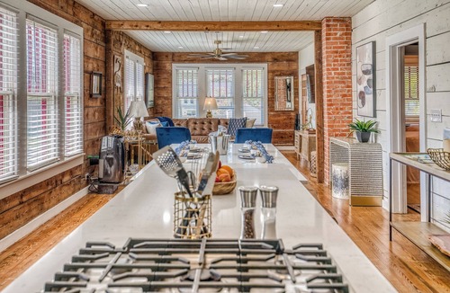 Brenham House | Eva on West Alamo-Walk to Downtown Brenham!