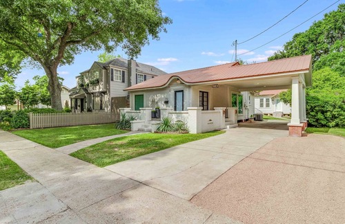 Downtown Cottage | Evangeline House! Beautifully remodeled & Super Close to Downtown