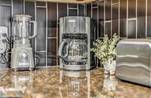 Peoplestown House | Eva’s Compound – Downtown ATL Oasis (18 Guests)