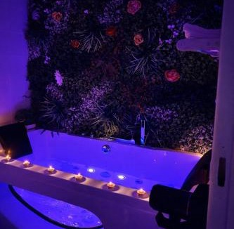 Carquefou Apartment | Evasion romantique, Jacuzzi Massage luminothérapie