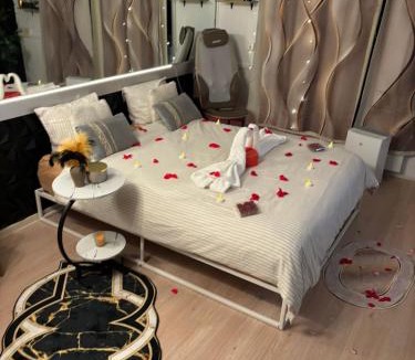 Carquefou Apartment | Evasion romantique, Jacuzzi Massage luminothérapie