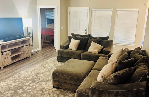 Northeast Houston House | EVENTS ALLOWED Spacious 4 bed 2 bath home Downtown Houston Sleeps 15+