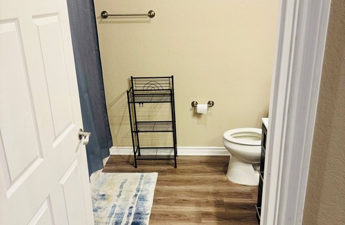 Northeast Houston House | EVENTS ALLOWED Spacious 4 bed 2 bath home Downtown Houston Sleeps 15+