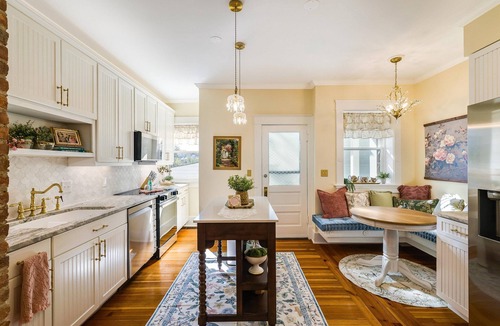 Staunton Apartment | Ever After: Luxury, Romantic Unit + Walk Downtown