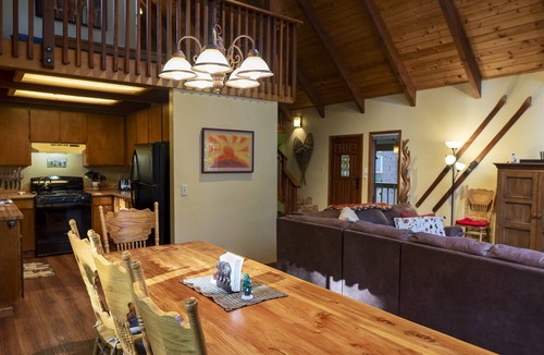 Dorrington Cabin | Evergreen Chalet Game Room Kayaks & SUP Big Trees Pool Access