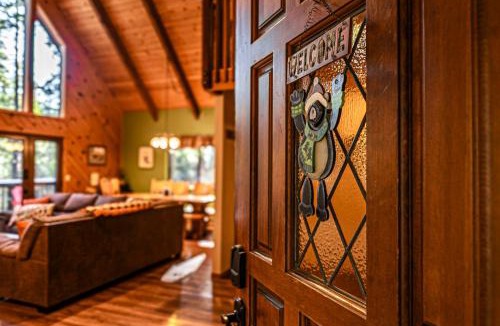 Dorrington House | Evergreen Chalet Game Room Kayaks & SUP Big Trees Pool Access