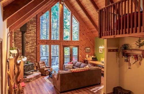 Dorrington House | Evergreen Chalet Game Room Kayaks & SUP Big Trees Pool Access