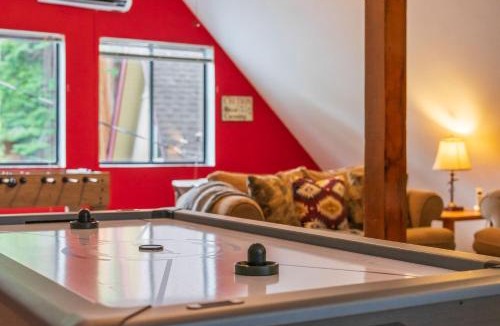 Dorrington House | Evergreen Chalet Game Room Kayaks & SUP Big Trees Pool Access